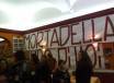 Lo striscione in onore di Fabrizio esposto nel locale (foto asromalive.it)