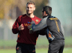 Luis Enrique e Daniele De Rossi scherzano durante l'allenamento a Trigoria