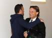 Il tecnico della Roma prima squadra, Luis Enrique, abbraccia quello Primavera, Alberto De Rossi (Getty Images)