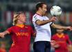 Rodrigo Palacio contrastato da Simon Kjaer in occasione di Roma - Genoa (Getty Images)