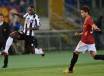 Il centrocampista dell'Udinese Asamoah insieme a Lamela (Getty Images)