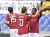 Juan abbraccia il capitano giallorosso Francesco Totti