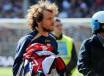 L'immagine emblematica: Marco Rossi porta le magliette dei compagni ai tifosi