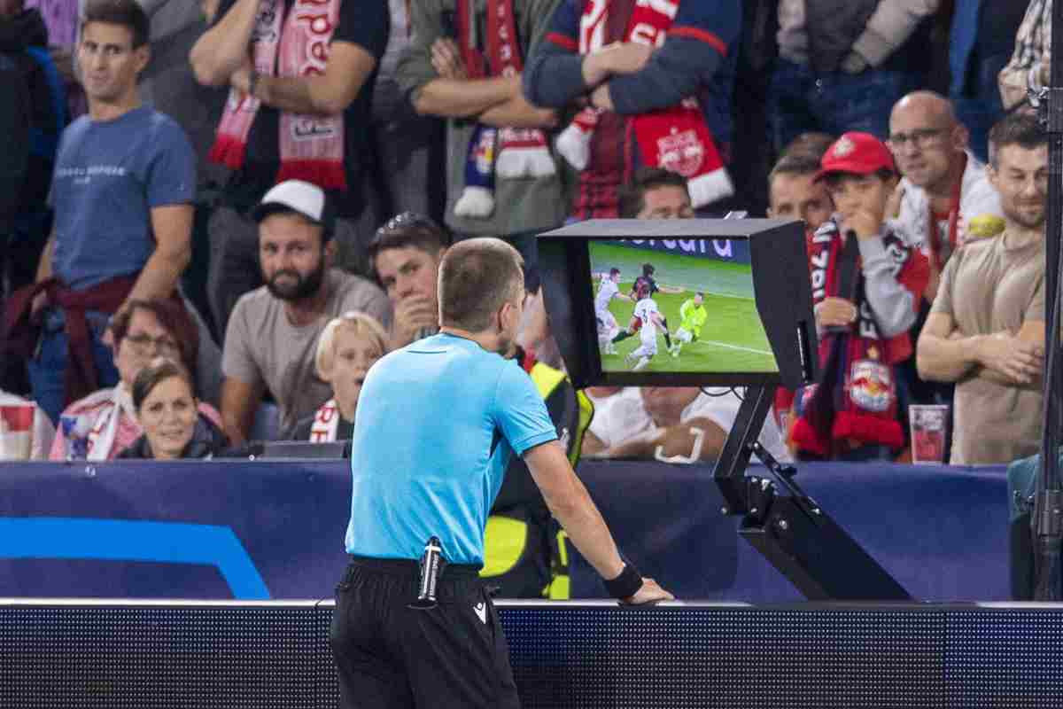 In TV mostrano di tutto, arbitro e VAR nella bufera: denuncia UFFICIALE