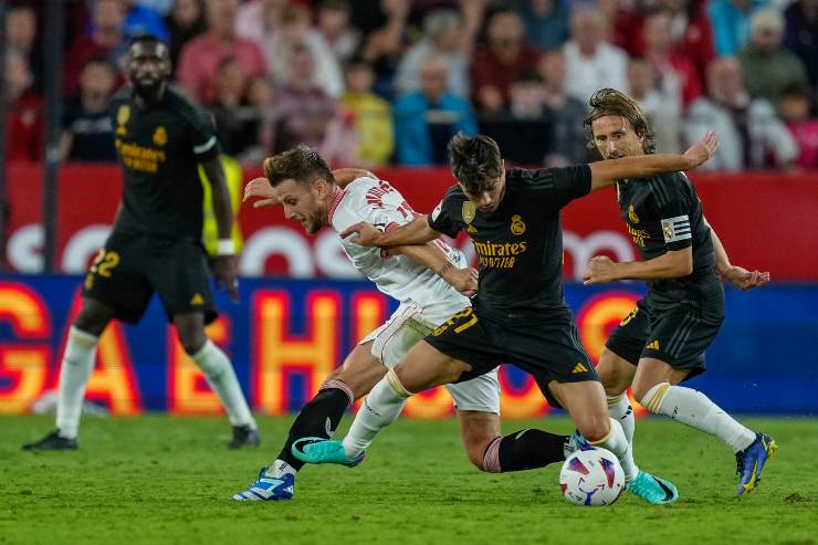 In TV mostrano di tutto, arbitro e VAR nella bufera: denuncia UFFICIALE