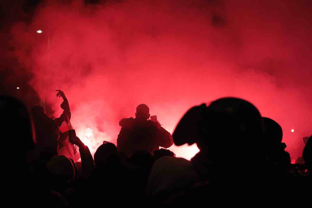 Scontri choc tra tifosi, interviene la polizia: comunicato UFFICIALE