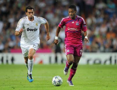 Michel Bastos in contrasto con Alvaro Arbeloa del Real Madrid (Getty Images)
