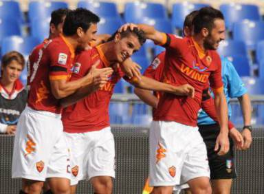 Erik Lamela tra Burdisso e Cassetti dopo il gol al Palermo (Getty Images)