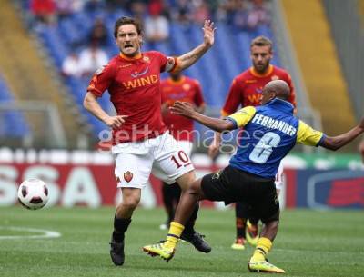 Totti contrastato da Fendandes del Chievo (Getty Images)