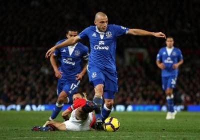L'olandese Heitinga con la maglia dell'Everton