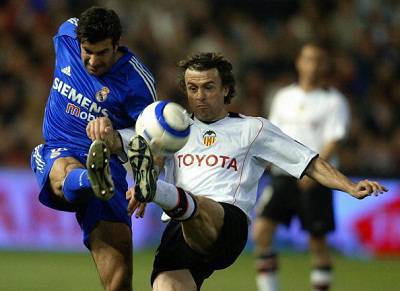 Amedeo Carboni contrastato da Luis Figo in una foto del 2005 (Getty Images)