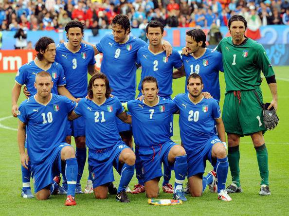 The Italian team poses before the Euro 2