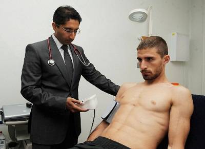 Fabio Borini durante le visite mediche a Liverpool