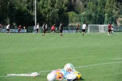 La As Roma in allenamento a Trigoria