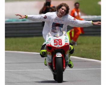 Marco Simoncelli nel giorno della sua vittoria al mondiale del 2008