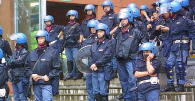 Poliziotti fuori dallo stadio