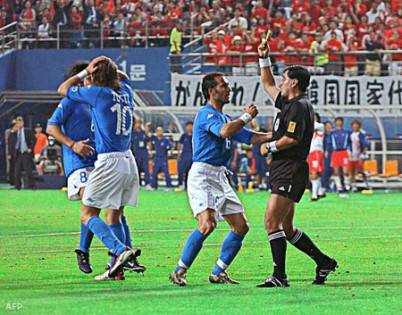 Byron Moreno nel celebre Corea-Italia del 2002