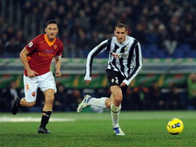 Chiellini in un'azione di gioco con Totti (Getty Images)