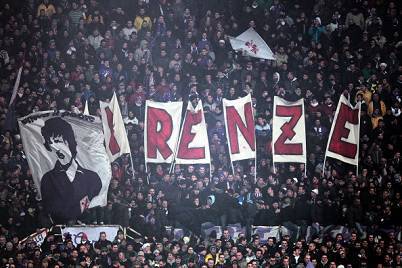 La coreografia dei tifosi della Fiorentina durante la partita di Coppa Italia di ieri (Getty Images)