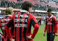 Il Milan protesta contro il Razzismo