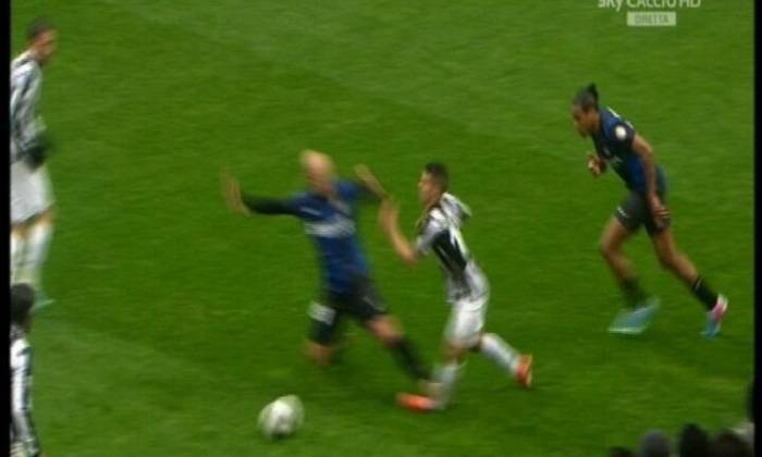 Il fallo di Cambiasso su Giovinco