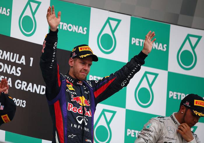 Il pilota tedesco Sebastian Vettel durante la premiazione (Getty Images)