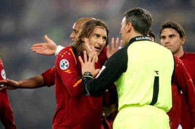 Totti protesta contro l'arbitro Racalbuto in occasione del Roma -Juventus del 5 marzo 2005