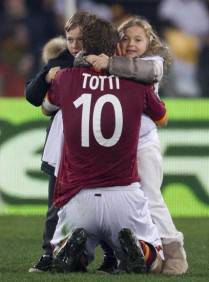 L'abbraccio di Totti ai figli Christian e Chanel