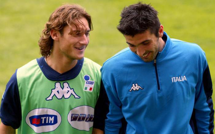 Totti e Buffon in una vecchia foto in Nazionale