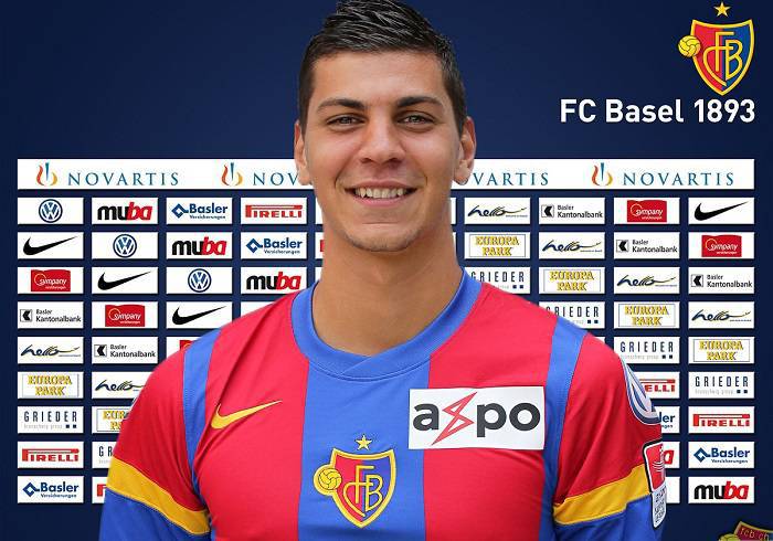 Il difensore svizzero del Basilea Aleksandar Dragovic