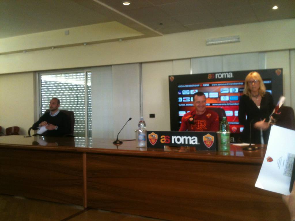 Aurelio Andreazzoli arriva alla conferenza stampa