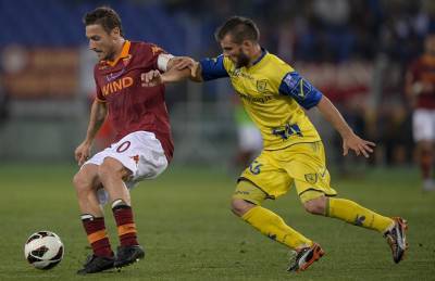 Hetemaj in un contrasto di gioco con Totti (Getty Images)