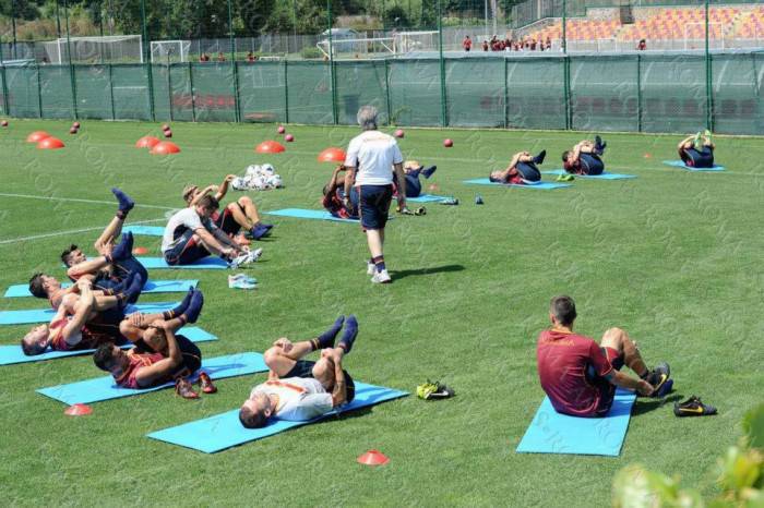 La Roma in allenamento (foto asroma)