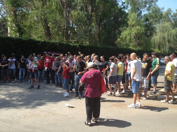 I tifosi ai cancelli di Trigoria (foto Asromalive.it)