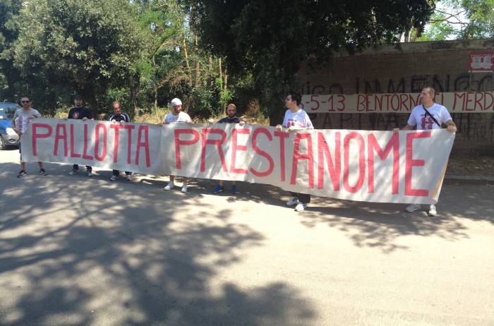 Striscione contro Pallotta (foto Asromalive.it)