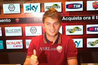 Adem Ljajic posa nel corso della sua presentazione