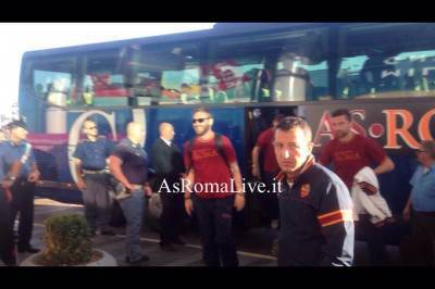 De Rossi scende dal pullman