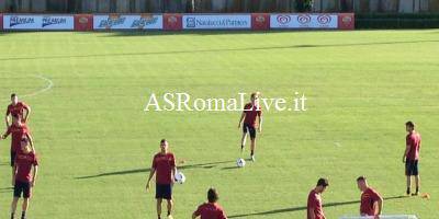 La Roma in campo a Trigoria