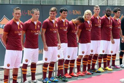 La Roma presenta le maglie a Trigoria