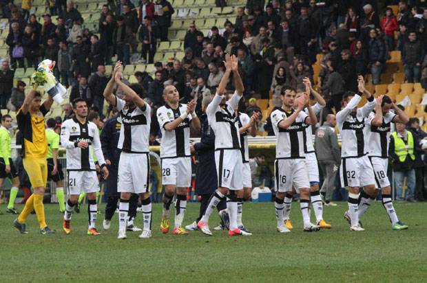 I giocatori del Parma ringraziano i tifosi