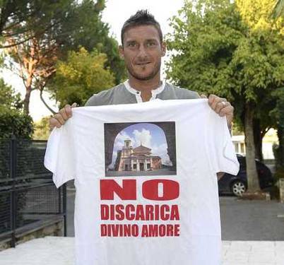 Totti contro la discarica al Divino Amore