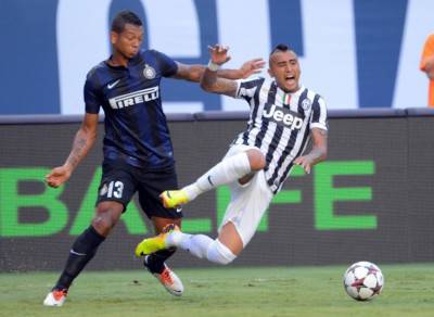 Vidal e Guarin nel derby d'Italia