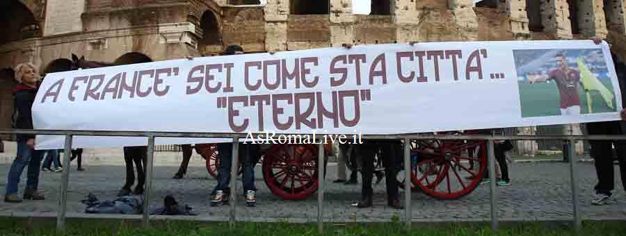 Lo striscione per Totti