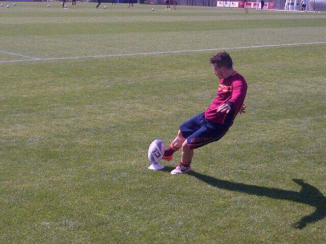 Florenzi calcia un pallone da rugby