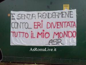 Striscione fuori Trigoria