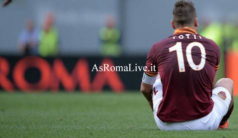 Roma-Juventus Totti seduto