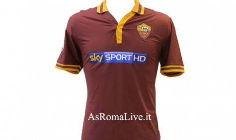 La maglia della Roma con lo sponsor Sky