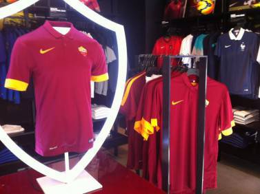 Le maglie al Nike store (foto vocegiallorossa)