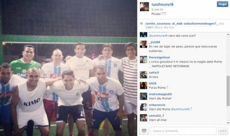 Muriel al centro con la maglia della Roma