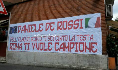 Striscione per De Rossi
